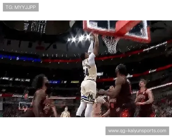 字母哥篮下连续暴扣,雄鹿球馆震天动地